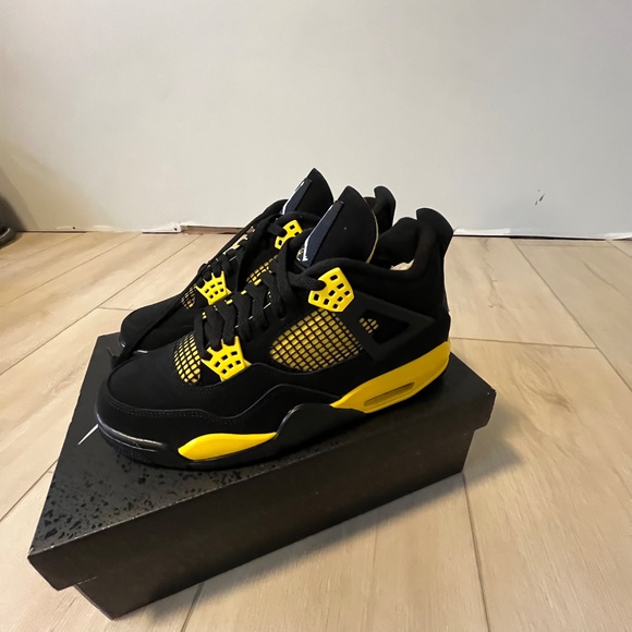 Yellow Jordan 4 Thunders - Picture 4 of 4